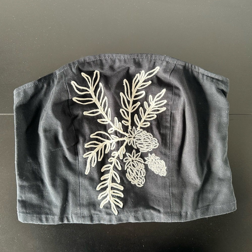 Anthropologie Maeve black embroidered crop top